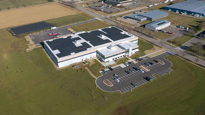 Rooftop solar panels are just one of the eco-friendly features of GEA’s new fabrication, repair, logistics and training facility in Janesville, Wisconsin (USA). Source: GEA