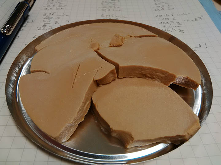 Figure 4. Shrinking and cracking cake versus a homogeneous cake