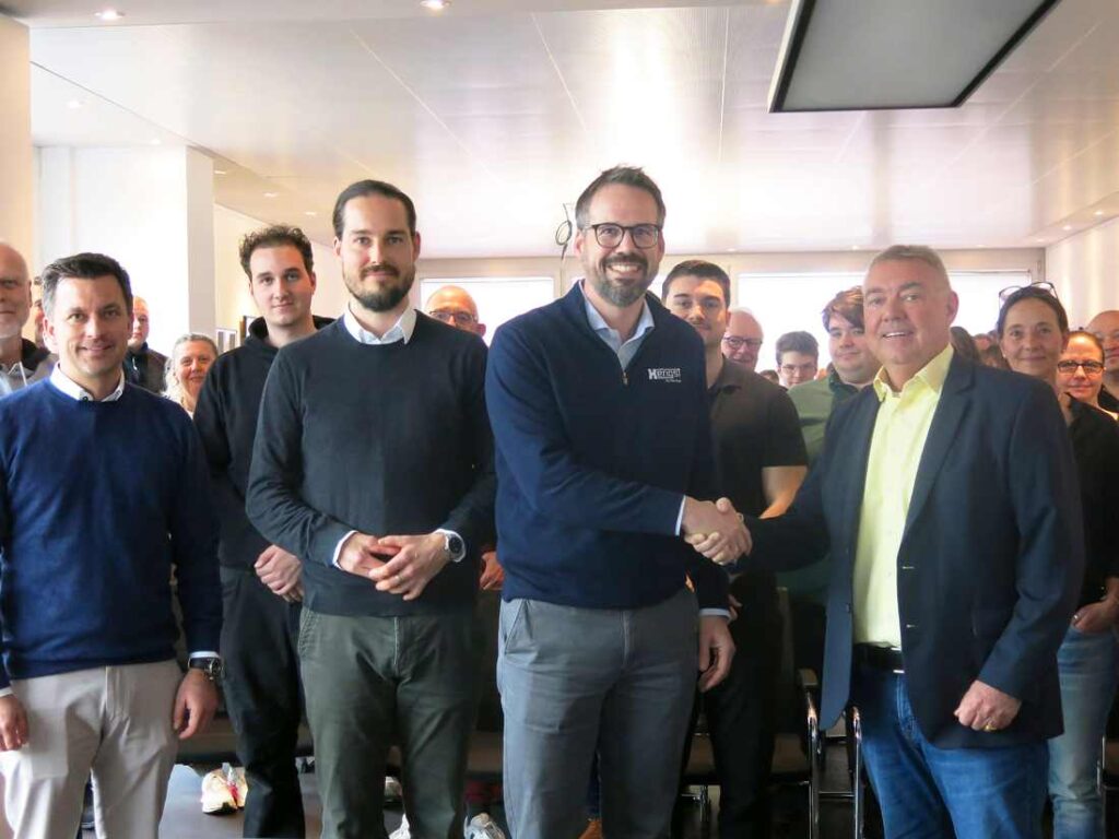 Hengst CEO Christopher Heine (third from left) celebrates the completed acquisition with B&S Managing Director Peter Wink (right).
