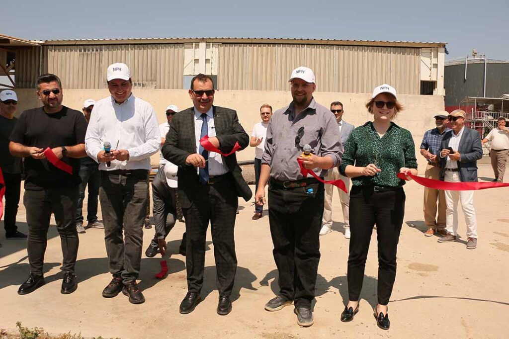 Ribbon cutting on demo installation day at Aslan Biomass biogas plant in Ankara, Türkiye. Photo courtesy of NPHarvest